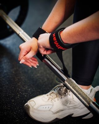 Who said lifting power belongs only to men? 👑 Level up your pull days, claim your power, and show the world that strong...